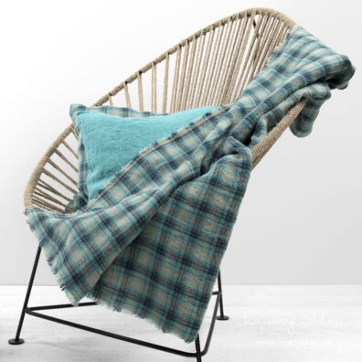 Lniany zielony pled w kratkę.