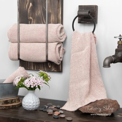 Lniany ręcznik w wypukły czerwony i biały wzór.