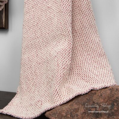 Lniany ręcznik w wypukły wzór przypominający plaster miodu.