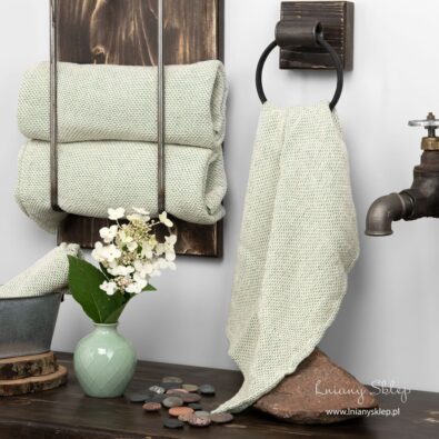 Lniany jasnozielony ręcznik w wypukły wzór.