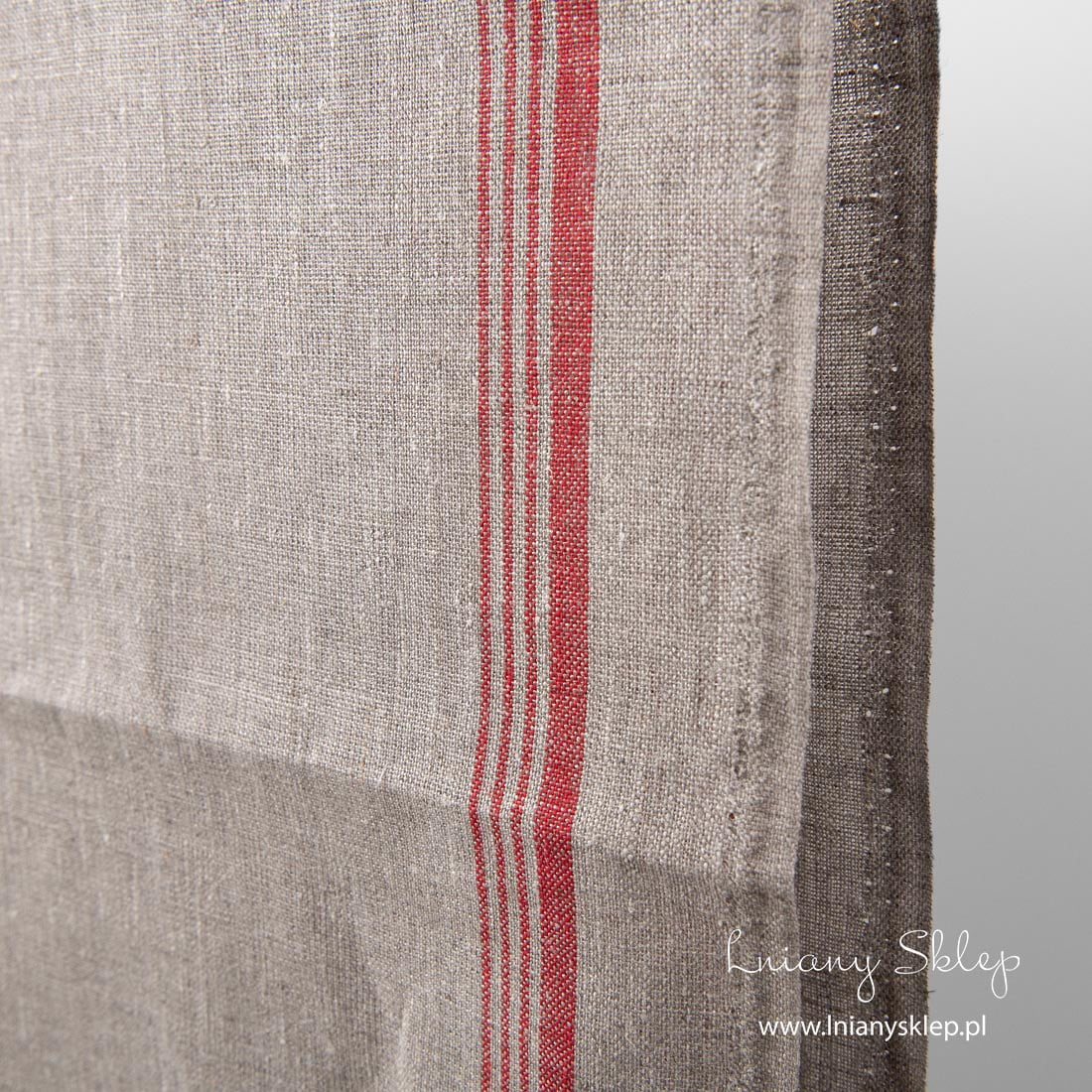 Len ścierkowy niebarwiony w paski czerwone na jednym z brzegów.