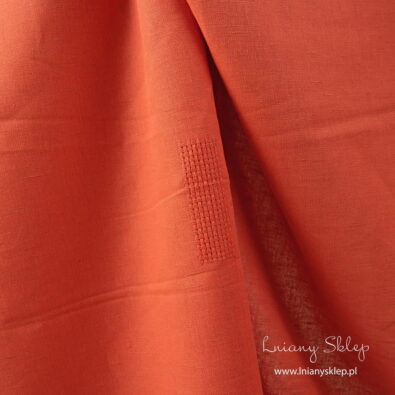 Tkanina czerwona w ażurowe okienka.