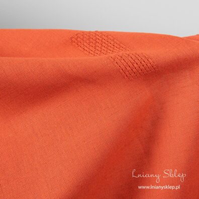 Gęste tło wytkane w ażurowe okienka.