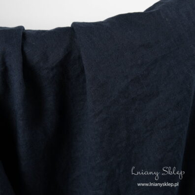 Lekka granatowa prana tkanina lniana.