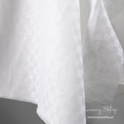 Śnieżnobiała tkanina w żakardową krateczkę.