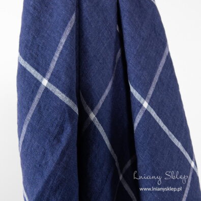 Granatowa lniana chusta w kratkę.