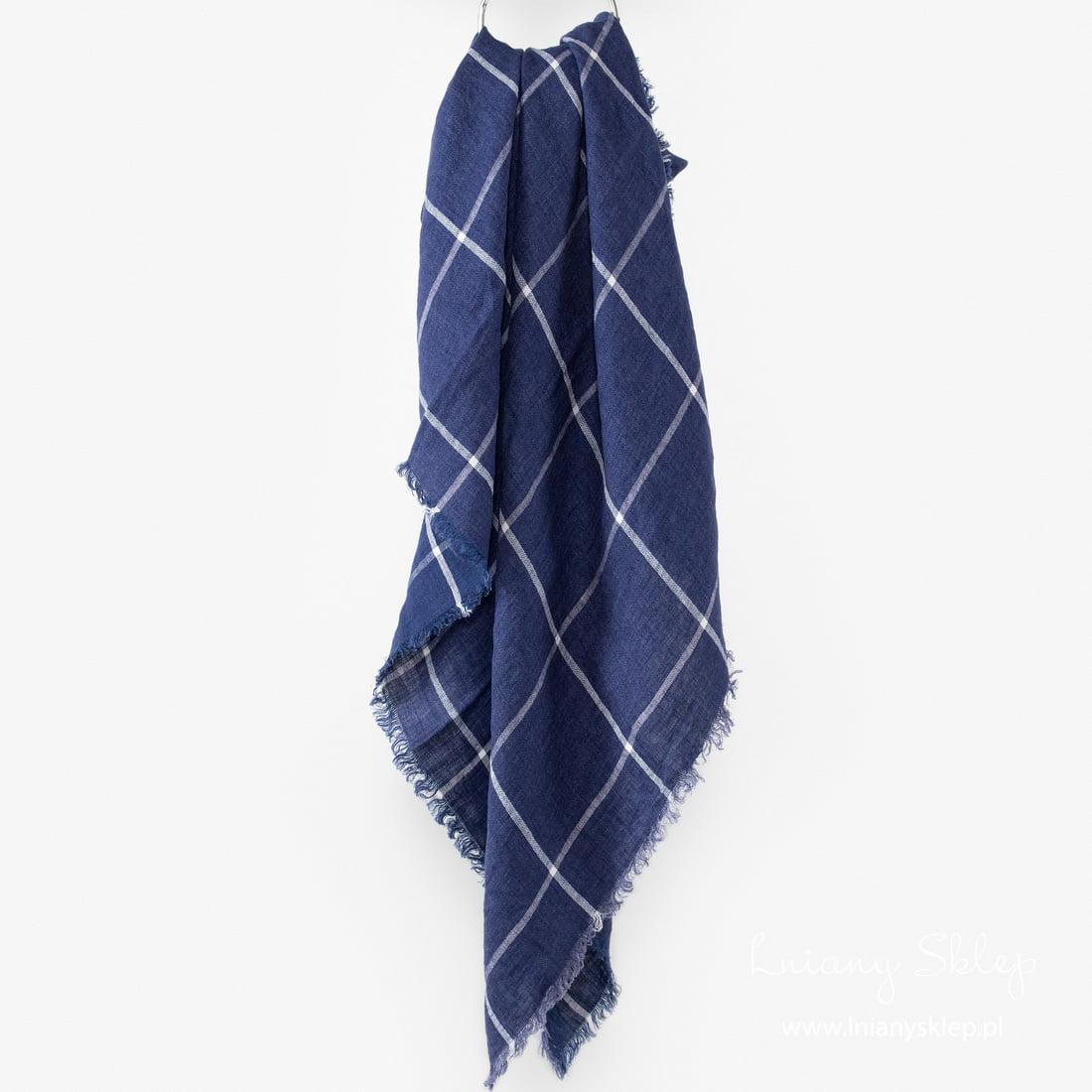 Granatowa lniana chusta w cienką, białą kratkę.
