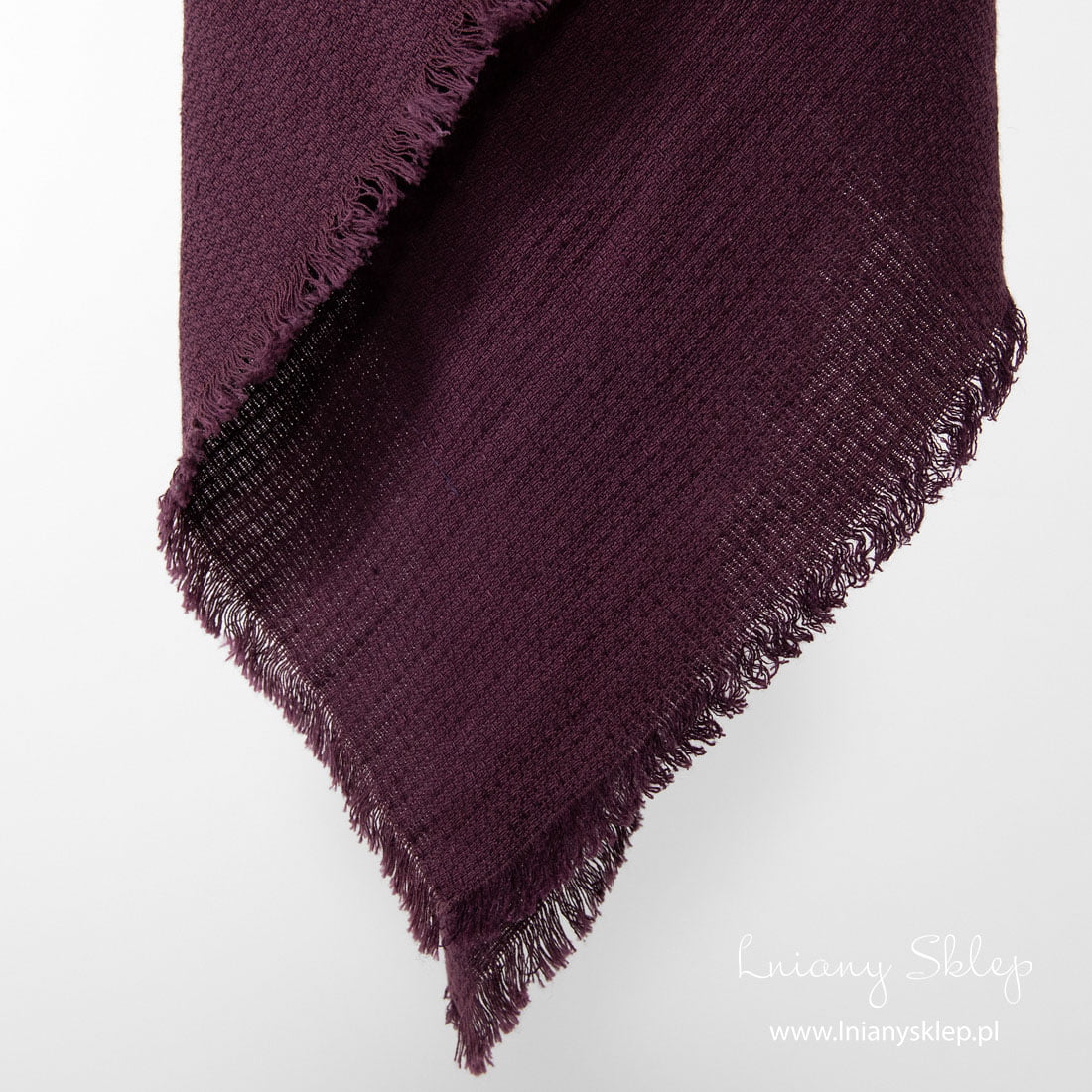 Wiśniowa lniana chusta z fędzelkami.