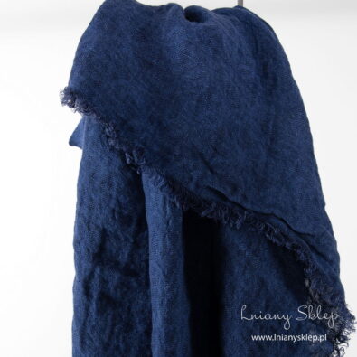 Granatowa lniana chusta w przytłumiony wzór.