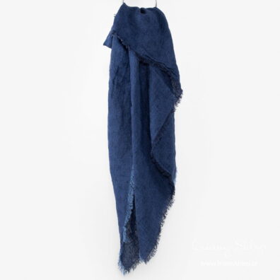 Granatowa lniana chusta.