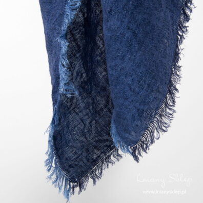 Granatowa lniana chusta we wzór dużych kół.