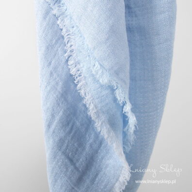 Lniana chusta niebieska we wzorek.