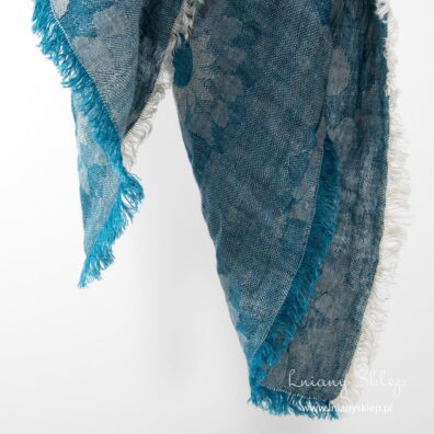 Turkusowa chusta z pranego lnu.