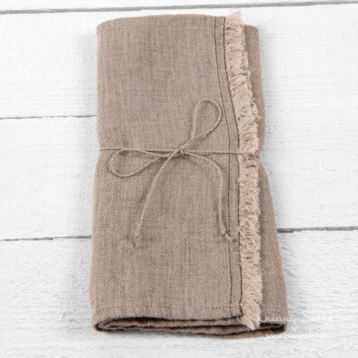 Jeden z brzegów - strzępine frędzelki i dwa brązowe szwy.