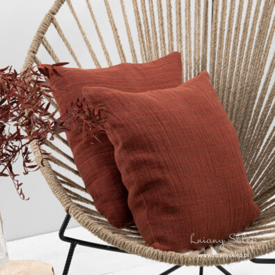 Czerwona poszewka na poduszkę.