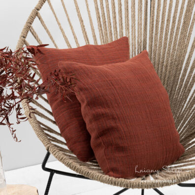 Czerwona poszewka na poduszkę.