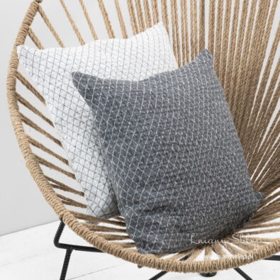 Lniana szara w białe romby poszewka dekoracyjna.