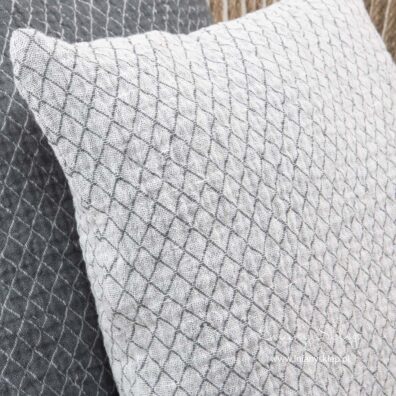 Lniana biała poszewka dekoracyjna.