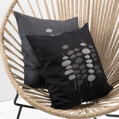 Czarna poszewka dekoracyjna haftowana.