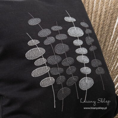 Czarna poszewka ozdobiona haftem.