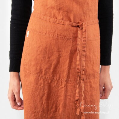 Pomarańczowy fartuch wiązany w talii z przodu lub z tyłu.