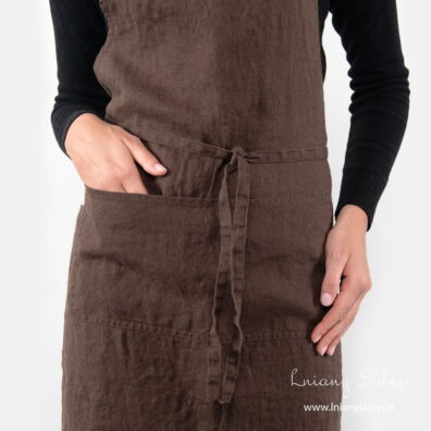 Brązowy fartuch kuchenny z pranego lnu.