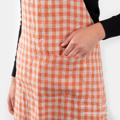 Lniany fartuch kuchenny z kieszenią z przodu.