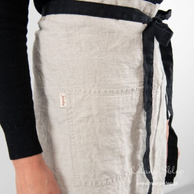 Fartuch krótki szary z pranego lnu. Z kieszenią z przodu.