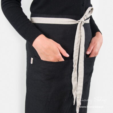 Długie szare paski podkreślają talię.