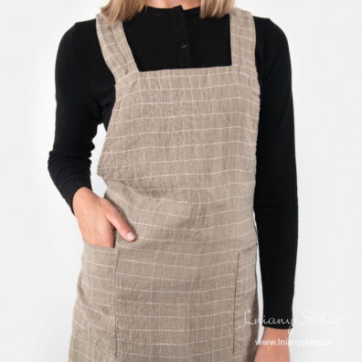 Lniany szary fartuch z kieszeniami na bokach.