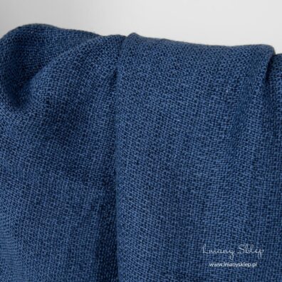 Len wytkany z niebieskiej i czarnej o granatowym odcieniu przędzy.