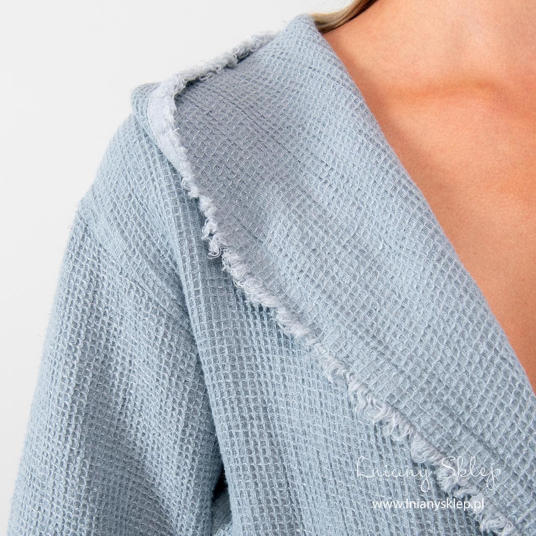 Niebieski damski szlafrok ozdobiony frędzelkami.