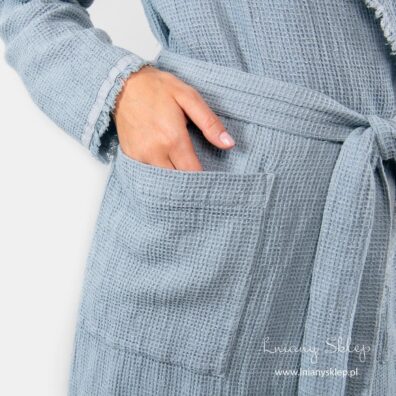 Niebieski szlafrok. Z kieszeniami, wiązany paskiem.