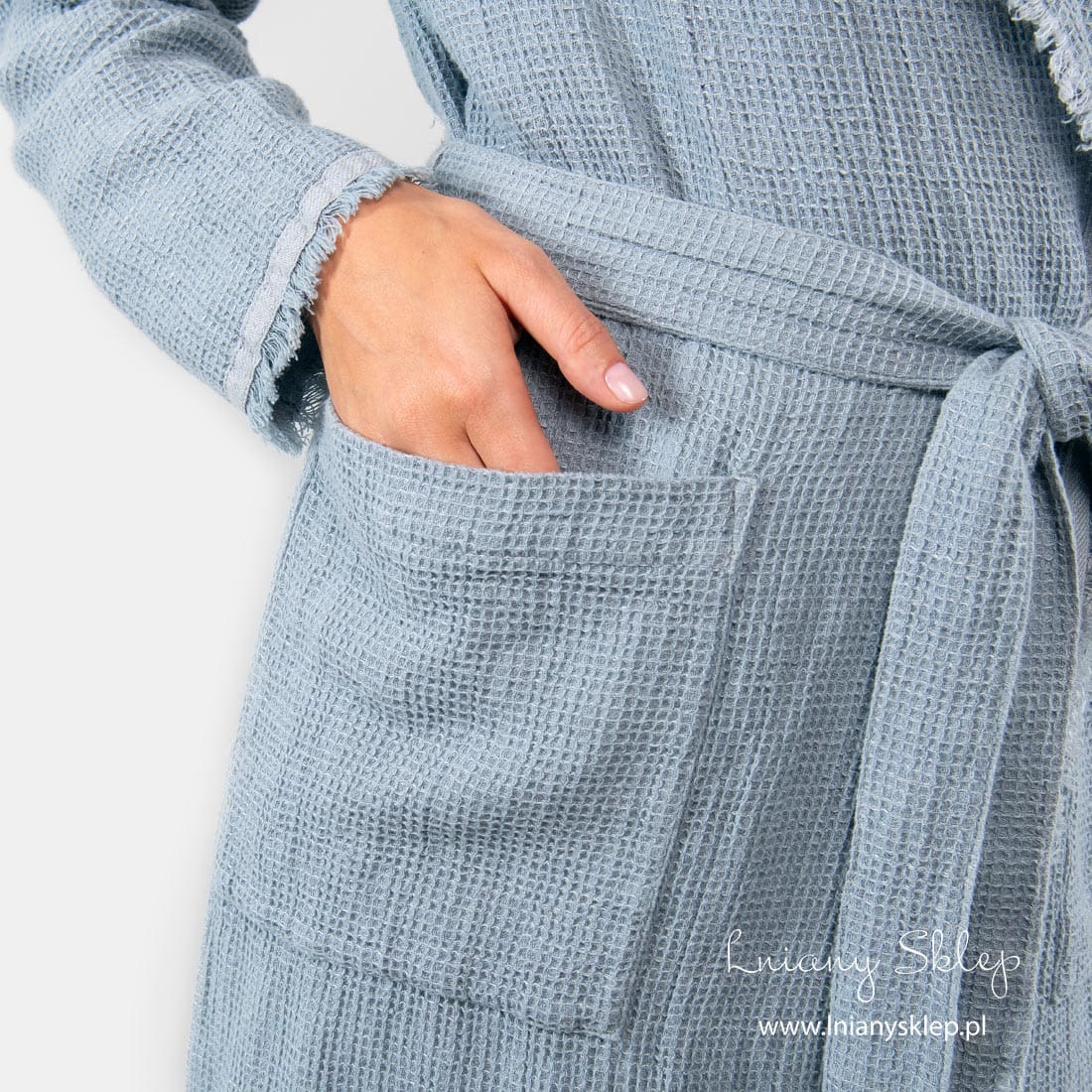 Niebieski szlafrok. Z kieszeniami, wiązany paskiem.