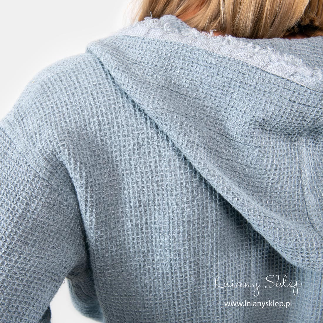 Niebieski szlafrok. Kaptur ozdobiony frędzelakmi.