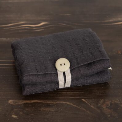 Guzik i pętelka pozwalają zwinąć i wygodnie spiąć torbę w nieduży pakuneczek.