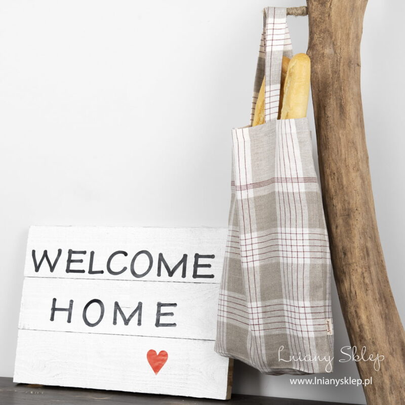 Lniana w kratkę torba z czerwonym paskiem.