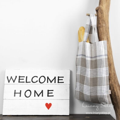 Lniana torba w kratkę z granatowym paskiem.