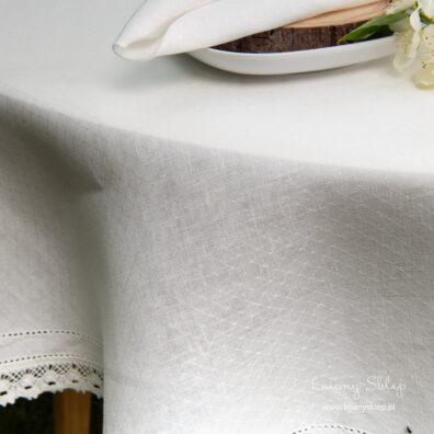 Mlecznobiały obrus wytkany w delikatne romby.