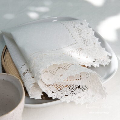 Serwetka biała ażurowa z koronką 20 x 20cm.
