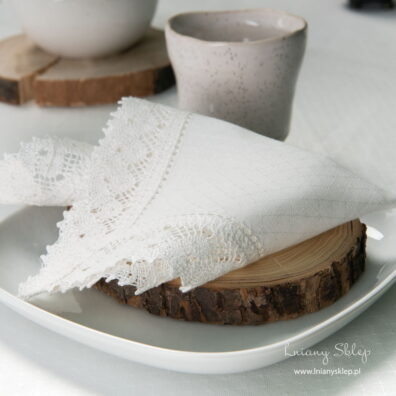 Biała w romby bankietka ozdobiona lnianą koronką.