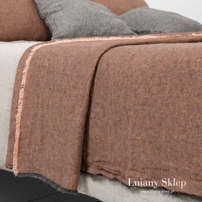 Lniana narzuta na łóżko.