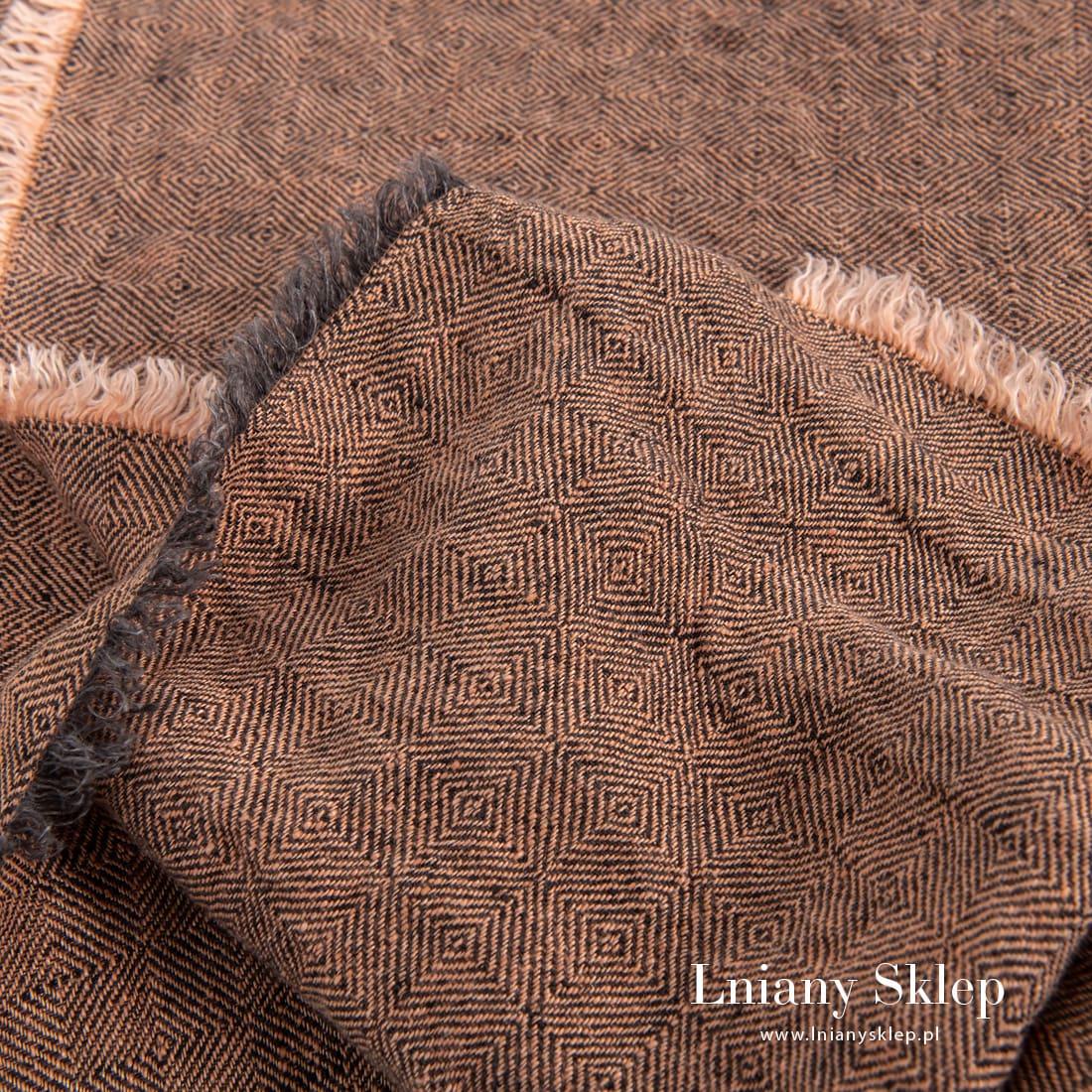 Wszystkie 4 brzegi narzuty zdobią frędzelki.