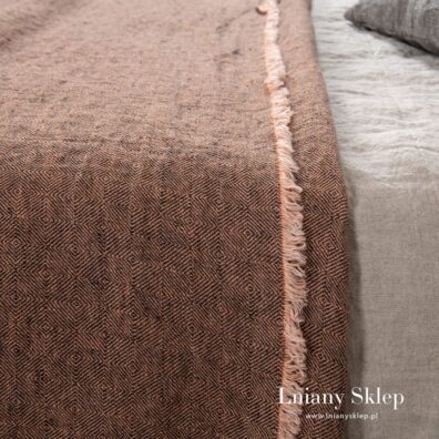Lniana w brązowo - szare romby narzuta na łóżko.