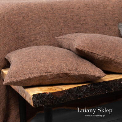 Brązowa lniana poszewka zapinana na zamek błyskawiczny.