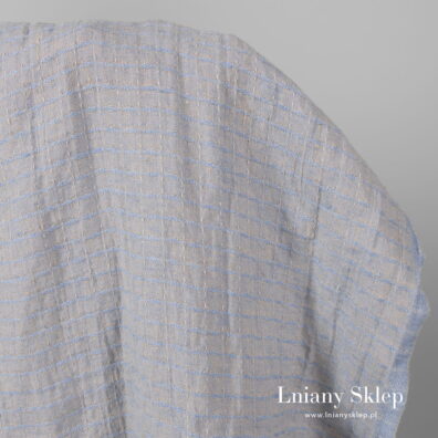 Krateczka niebieska na piskowym tle wytkana nieregularnie.