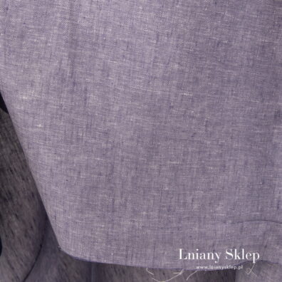 Tkanina wytkana z liliowej i mlecznobiałej przędzy.