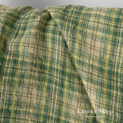 Szeroki prany len w zieloną kratkę.