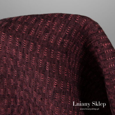 Len wytkany splotem jodełkowym z czarnej i jaskrawo różowej przędzy.