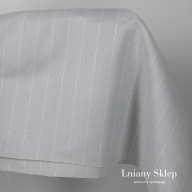 Szeroka szara jasna tkanina w paski.